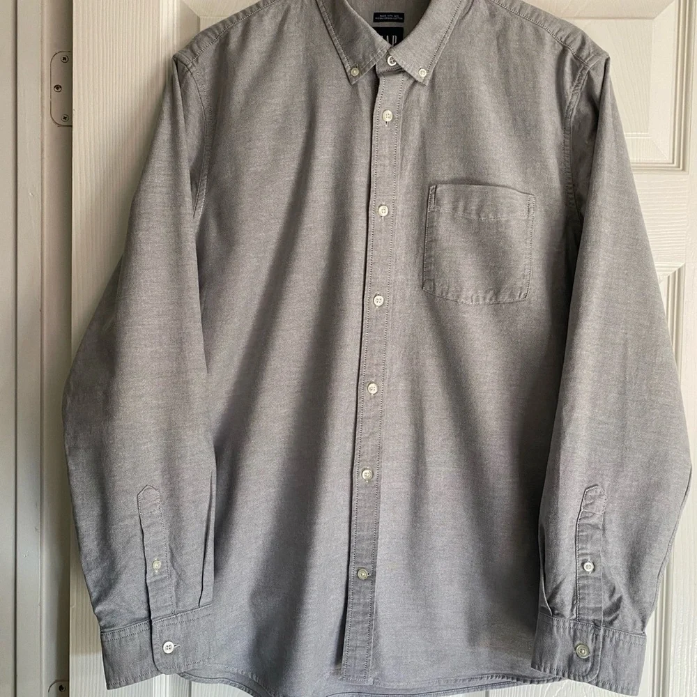 GAP Men's Light Gray Casual Button-Down Shirt